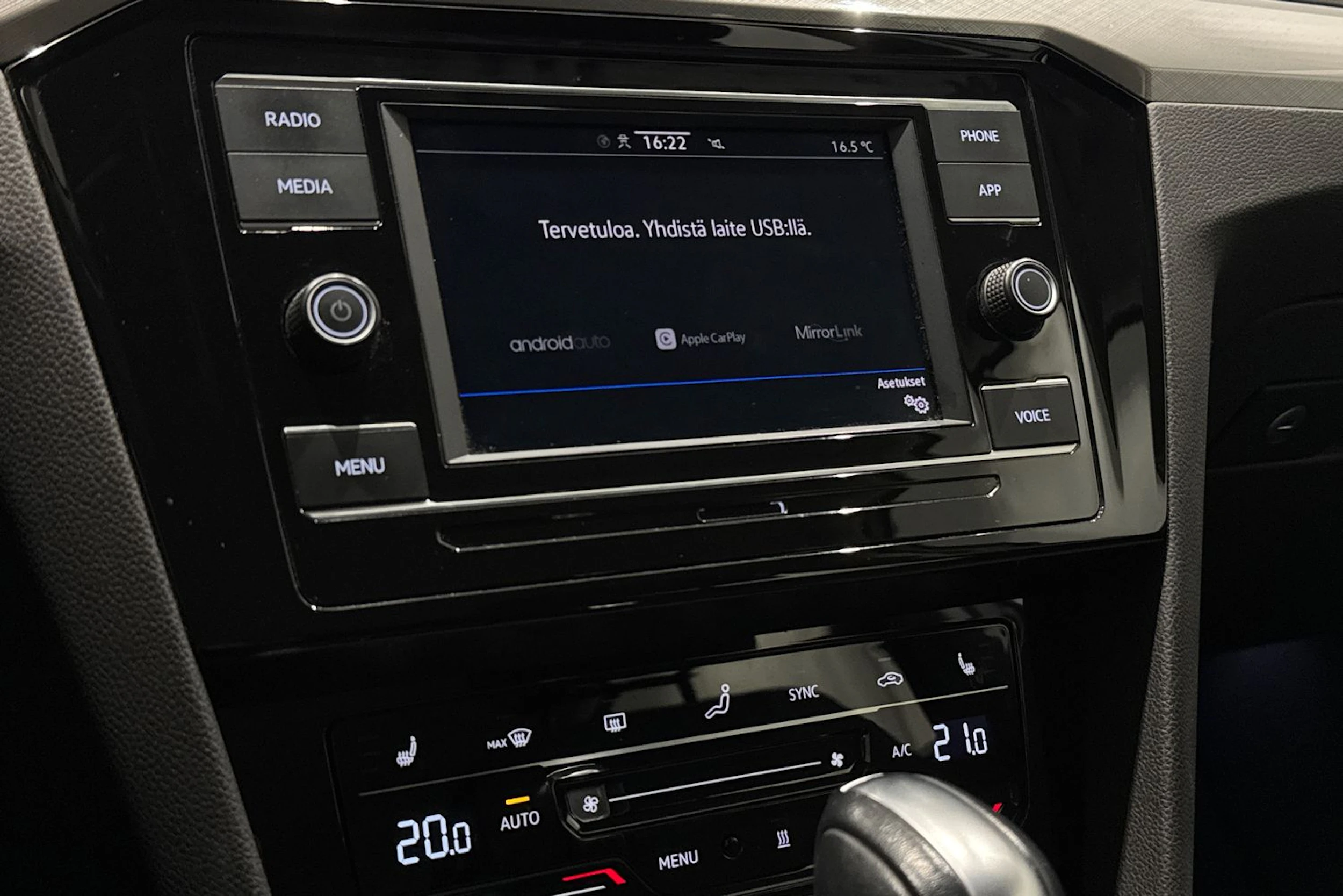 valkoinen Volkswagen Passat 2023 kuva 18.
