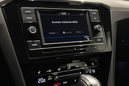 valkoinen Volkswagen Passat 2023 kuva 18.