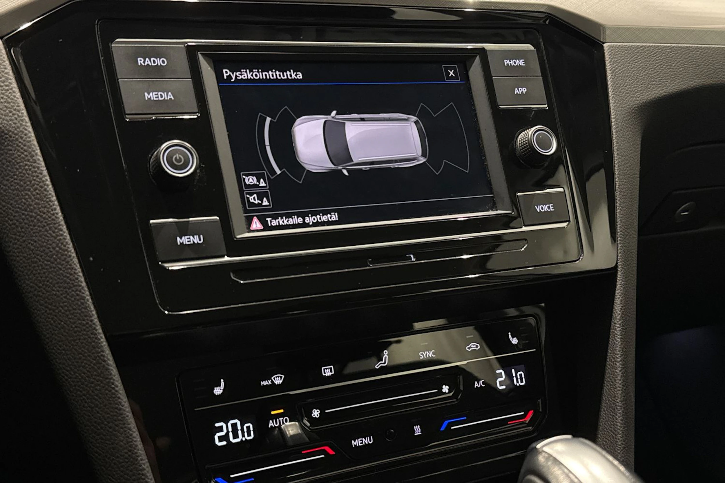 valkoinen Volkswagen Passat 2023 kuva 19.
