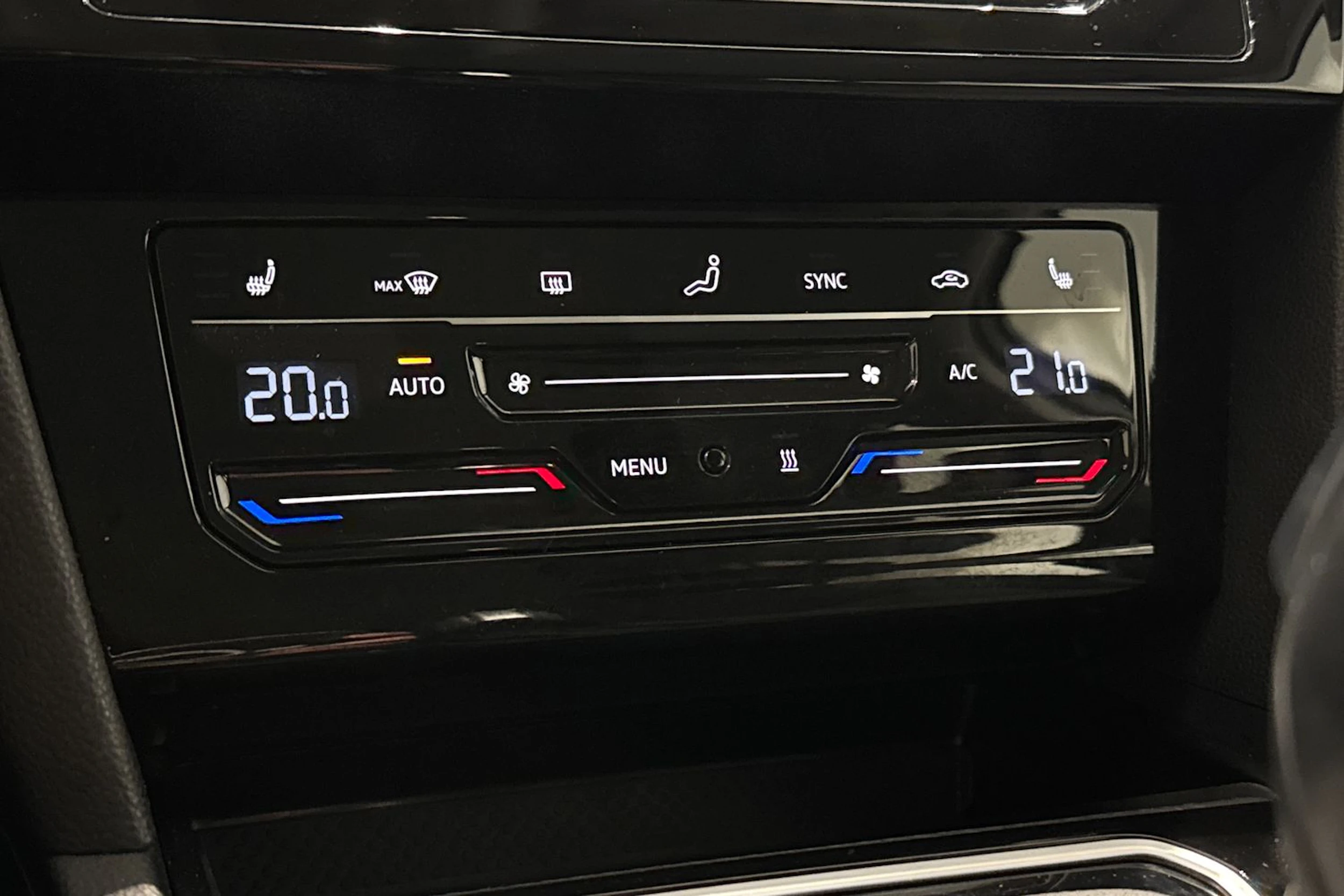 valkoinen Volkswagen Passat 2023 kuva 20.