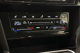 valkoinen Volkswagen Passat 2023 kuva 20.
