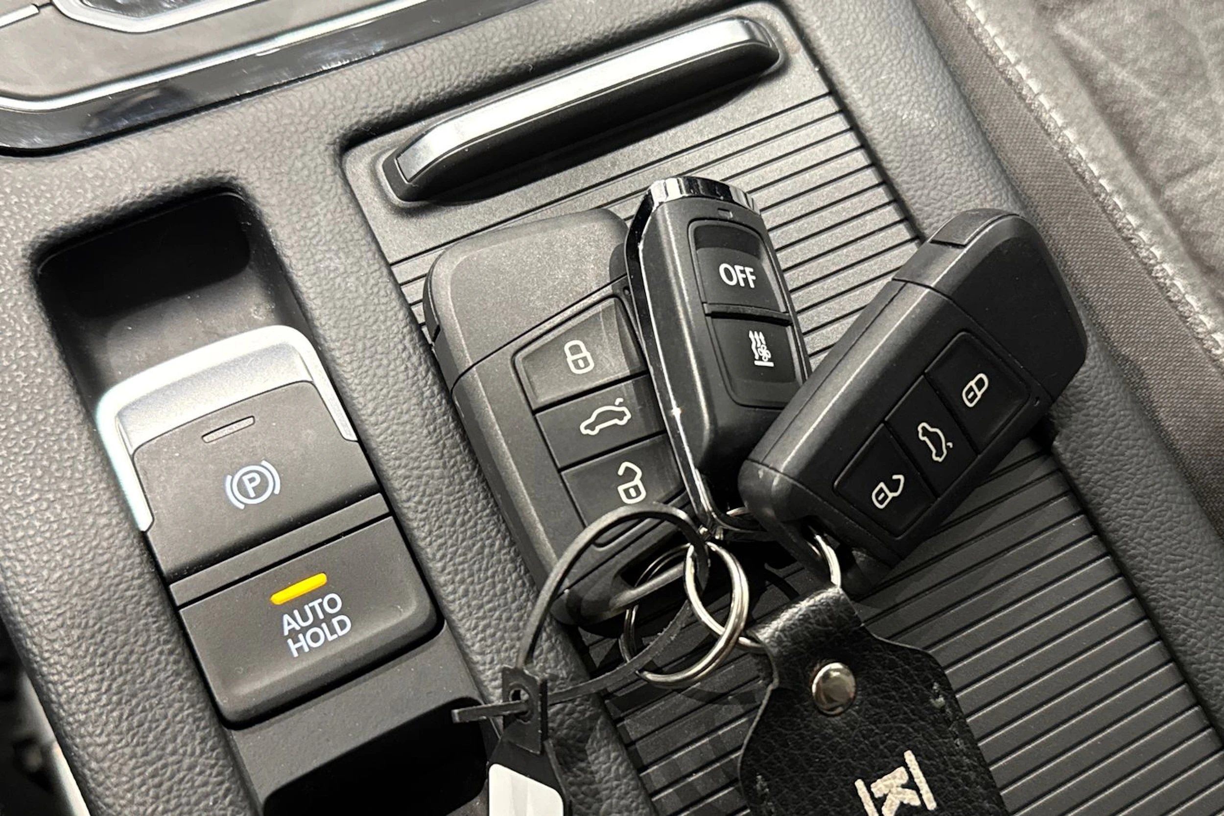 valkoinen Volkswagen Passat 2023 kuva 21.