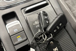 valkoinen Volkswagen Passat 2023 kuva 21.