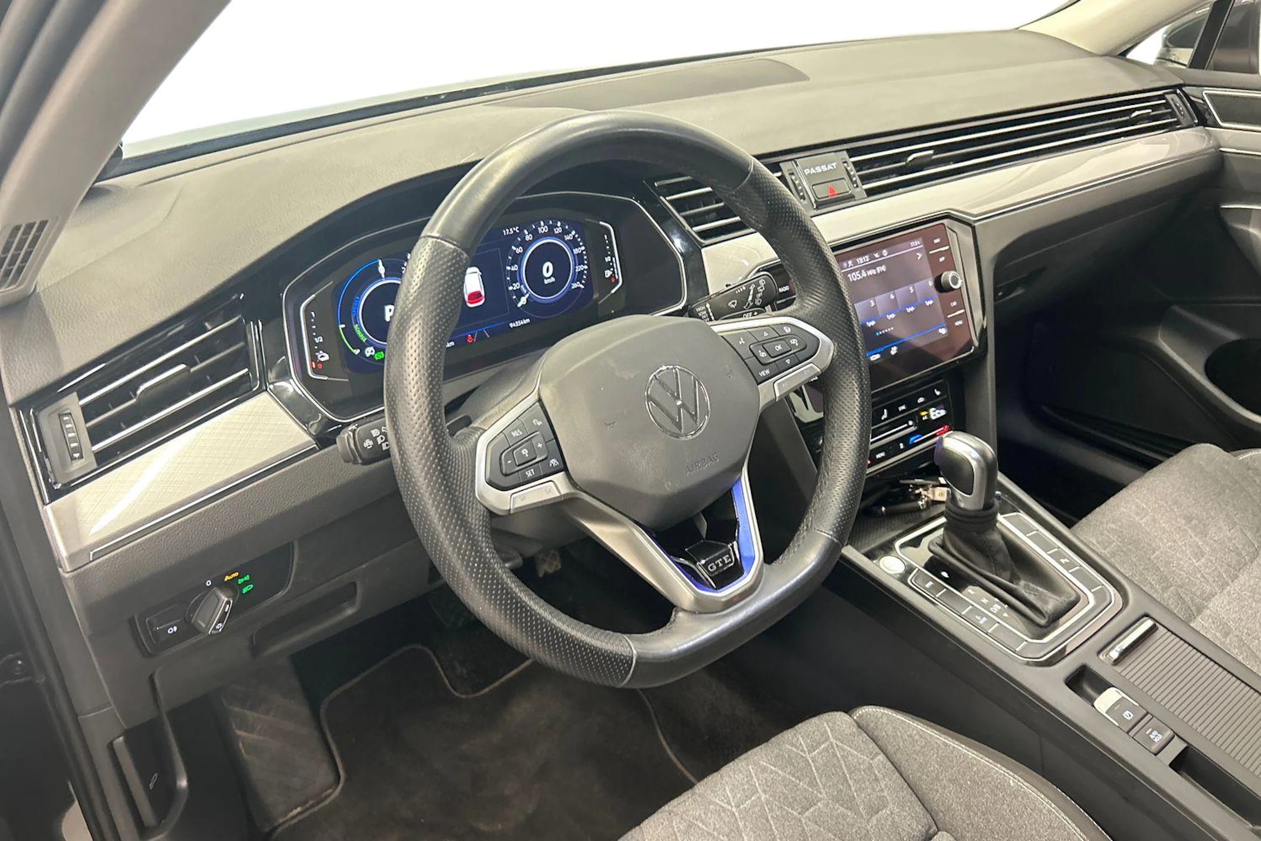 harmaa Volkswagen Passat 2023 kuva 8.
