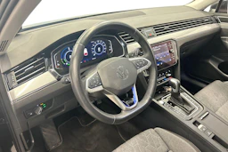 harmaa Volkswagen Passat 2023 kuva 8.