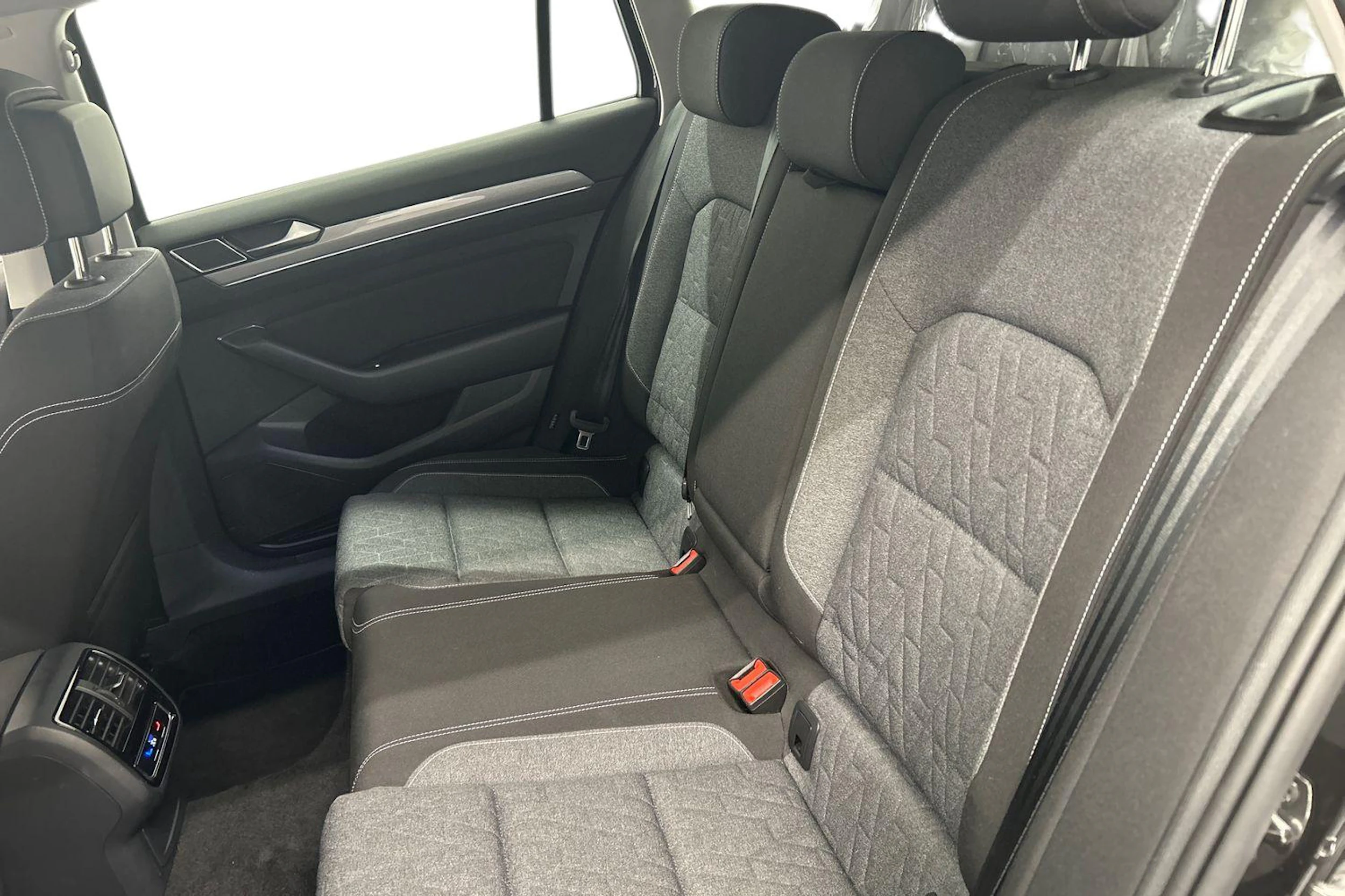 harmaa Volkswagen Passat 2023 kuva 11.