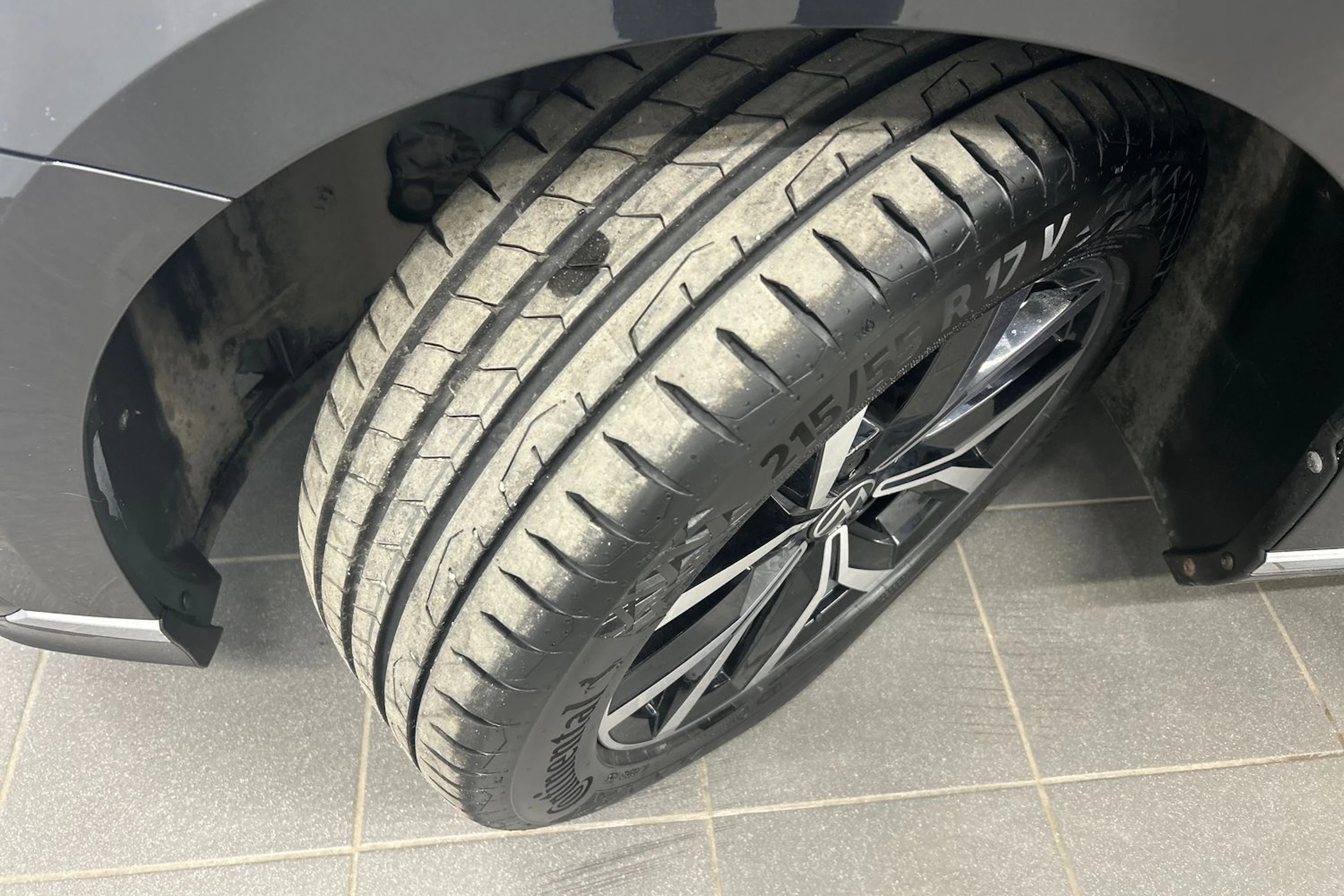 harmaa Volkswagen Passat 2023 kuva 13.