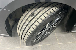 harmaa Volkswagen Passat 2023 kuva 13.