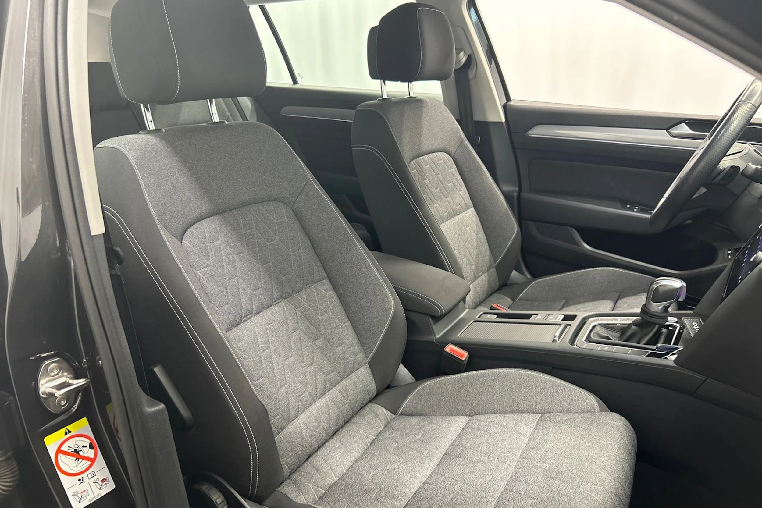 harmaa Volkswagen Passat 2023 kuva 15.