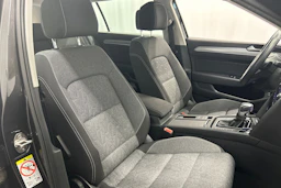 harmaa Volkswagen Passat 2023 kuva 15.