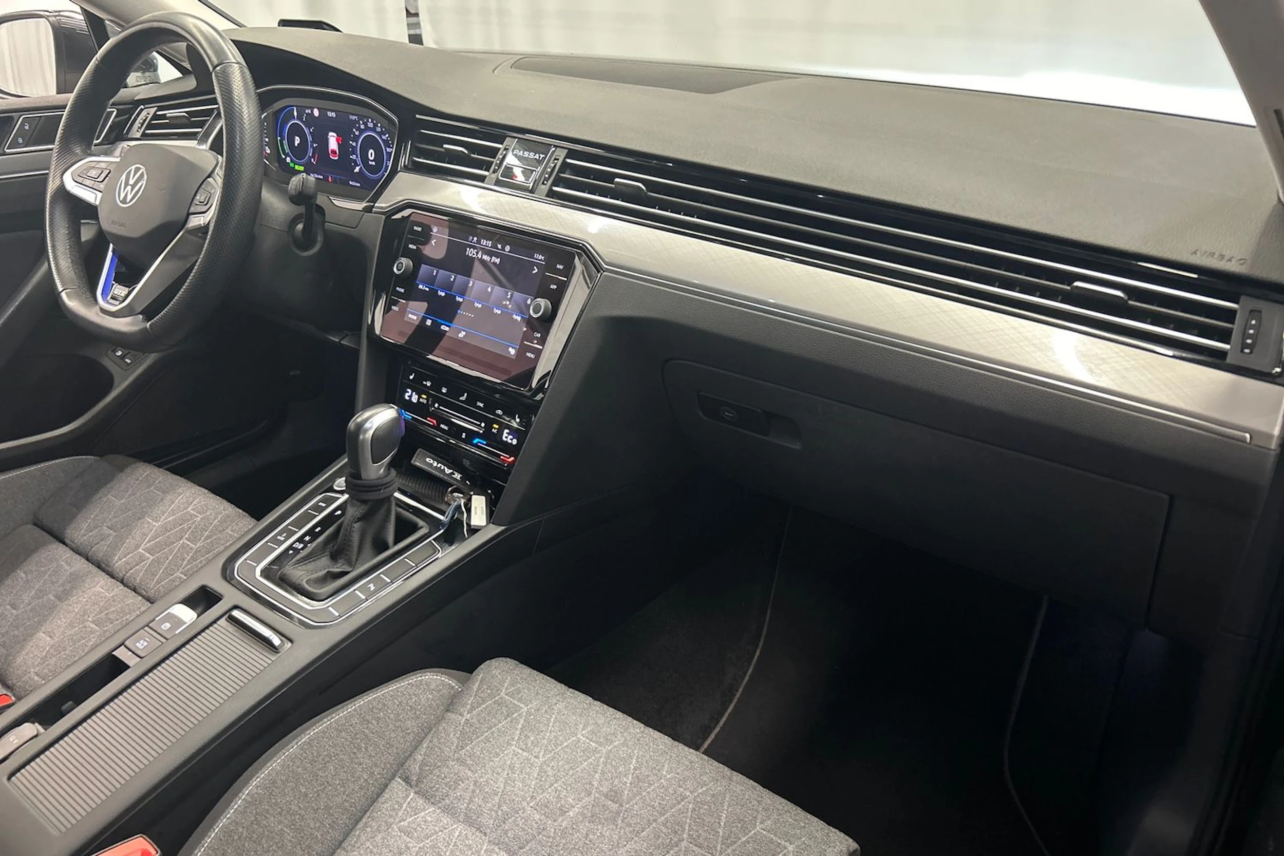 harmaa Volkswagen Passat 2023 kuva 16.