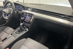 harmaa Volkswagen Passat 2023 kuva 16.