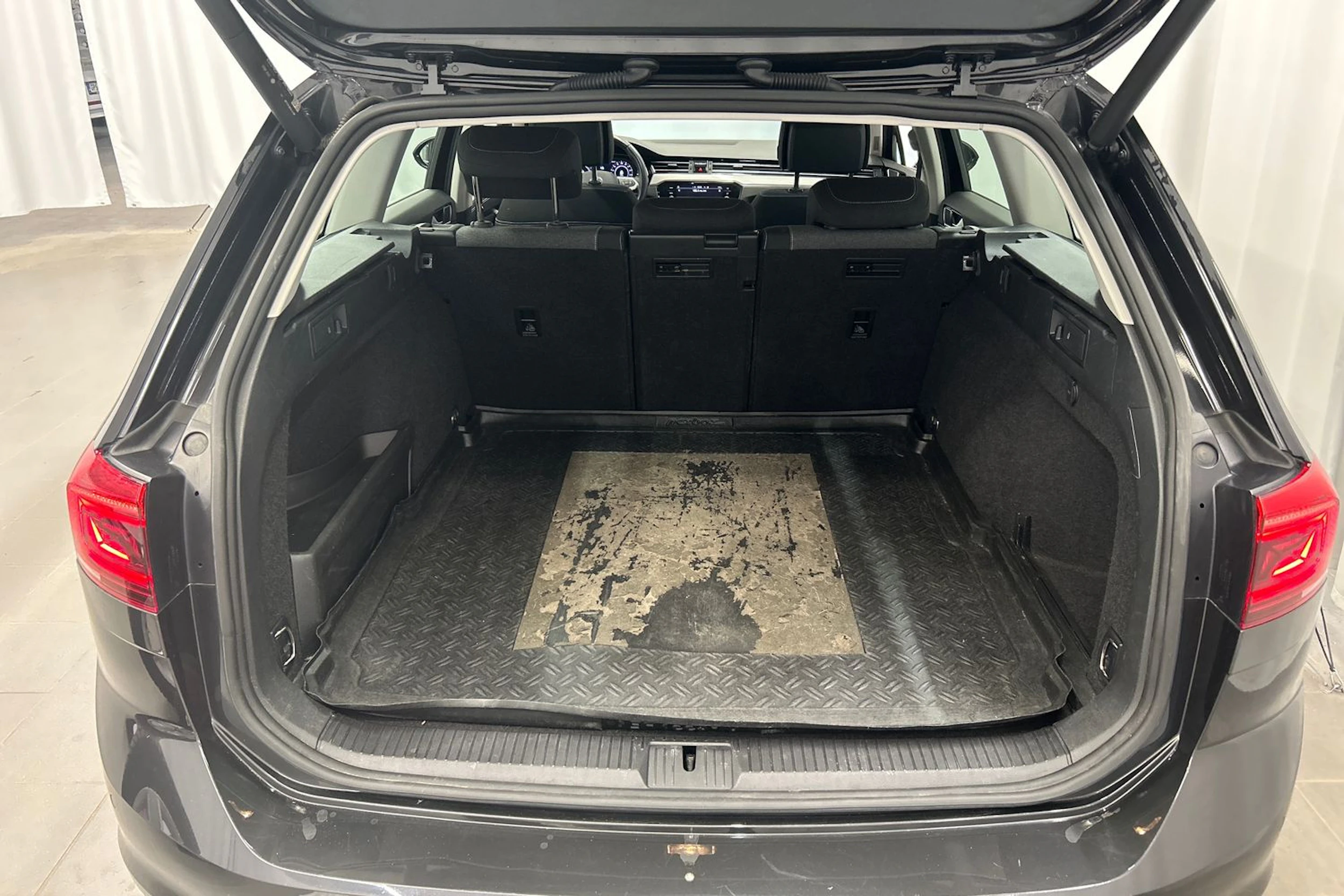 harmaa Volkswagen Passat 2023 kuva 17.