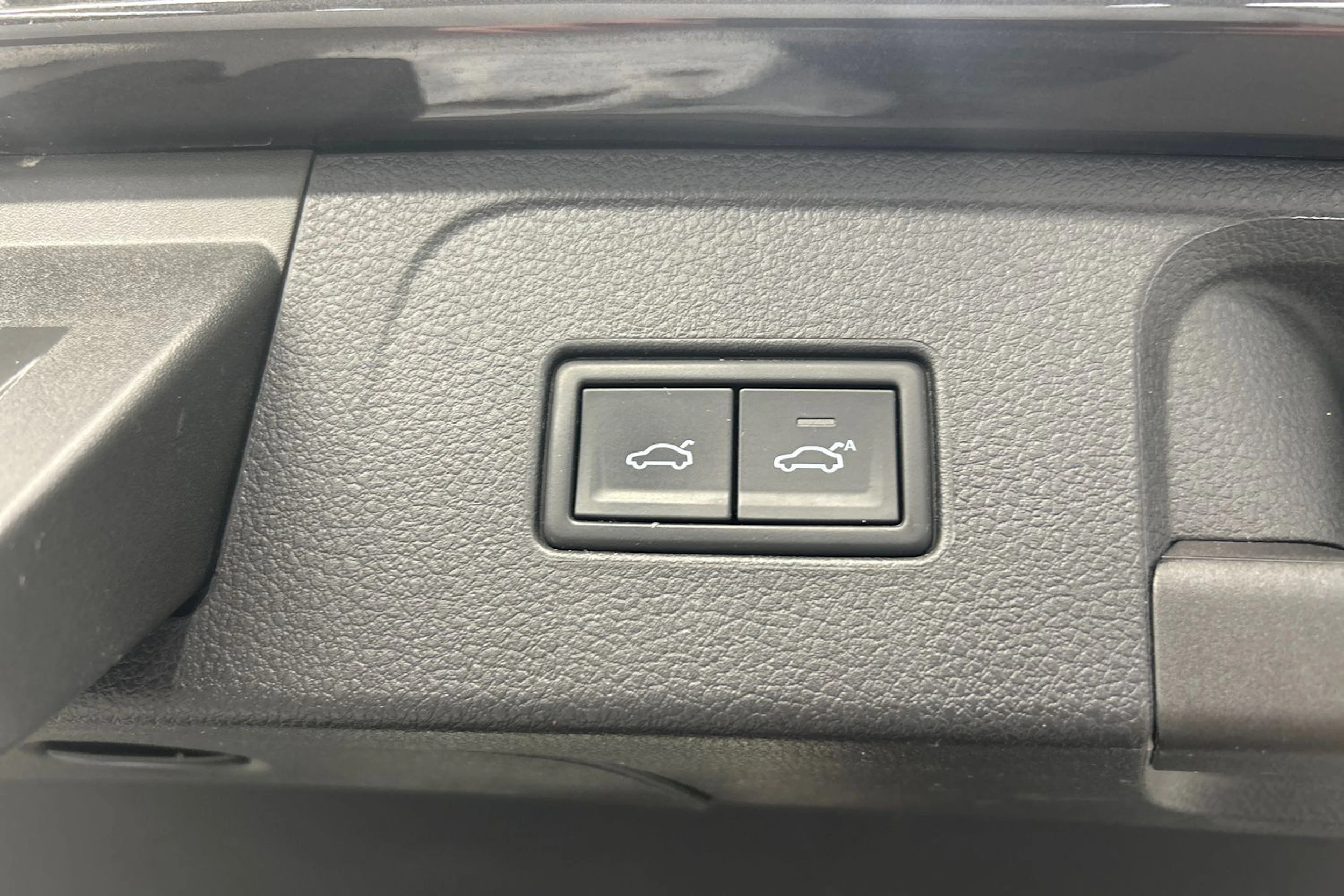 harmaa Volkswagen Passat 2023 kuva 18.