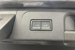 harmaa Volkswagen Passat 2023 kuva 18.