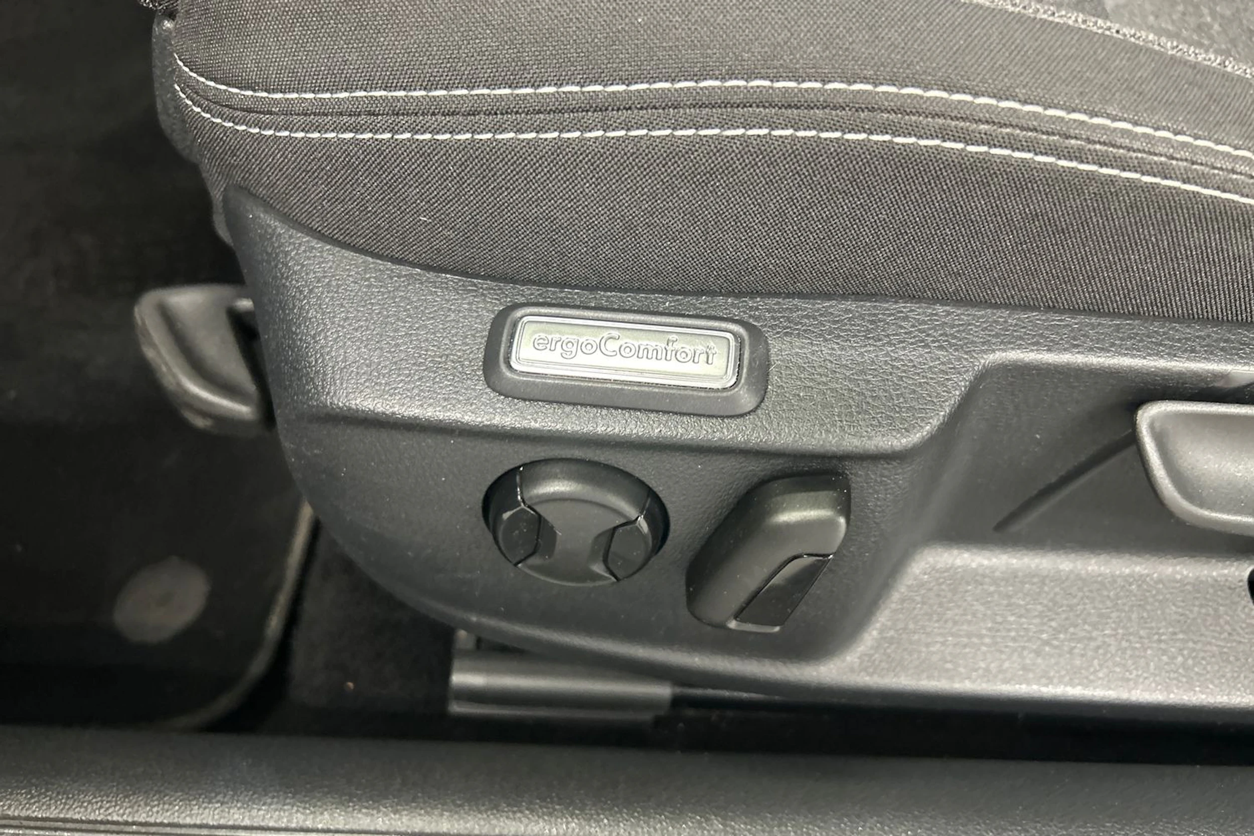 harmaa Volkswagen Passat 2023 kuva 20.