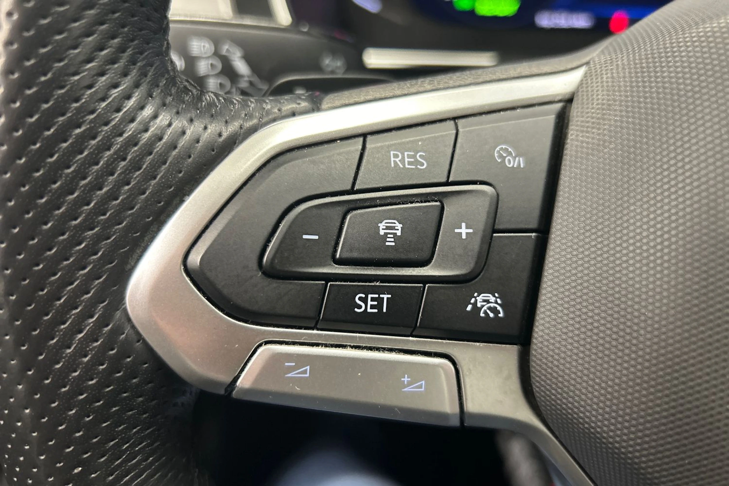harmaa Volkswagen Passat 2023 kuva 22.