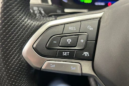harmaa Volkswagen Passat 2023 kuva 22.