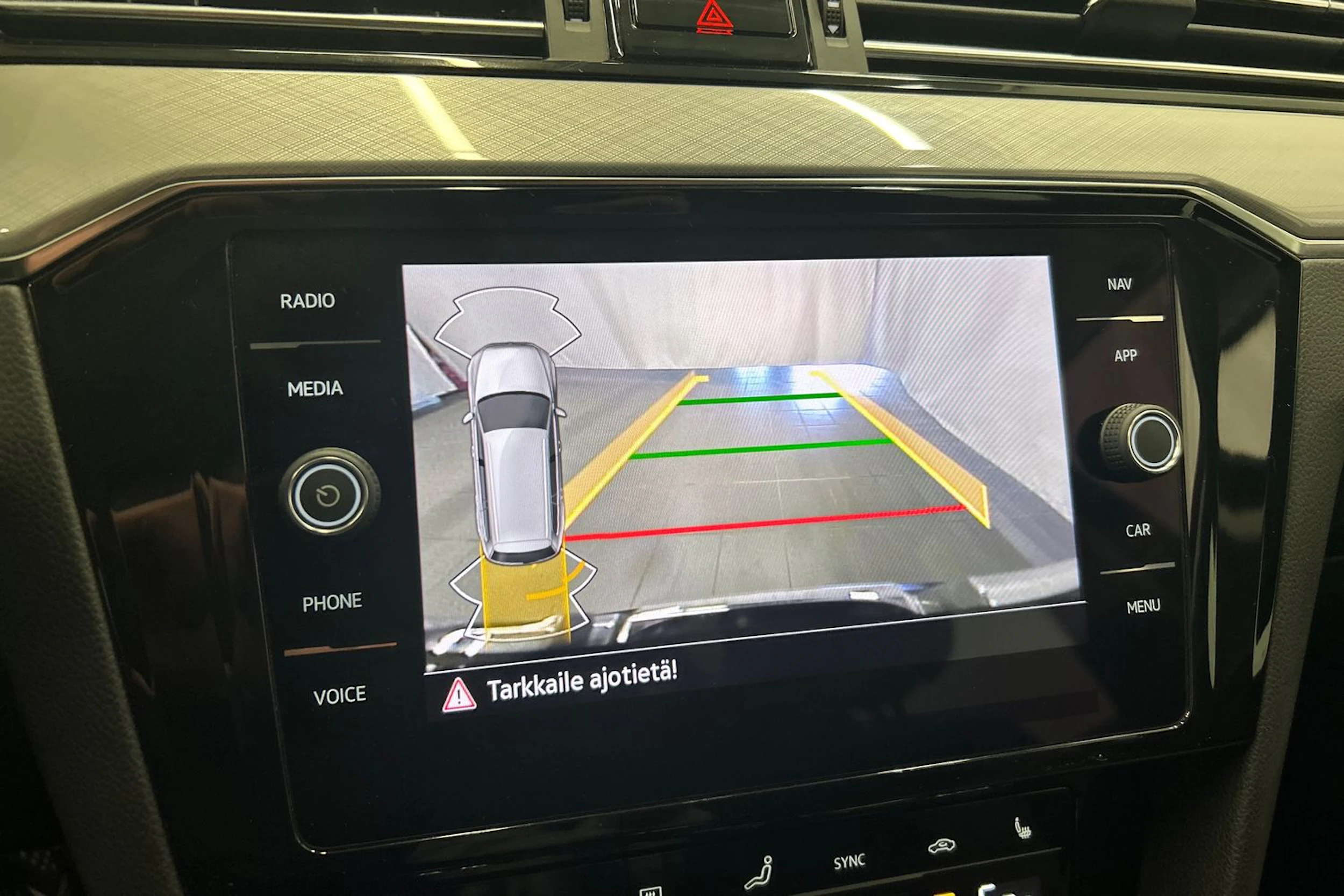 harmaa Volkswagen Passat 2023 kuva 26.