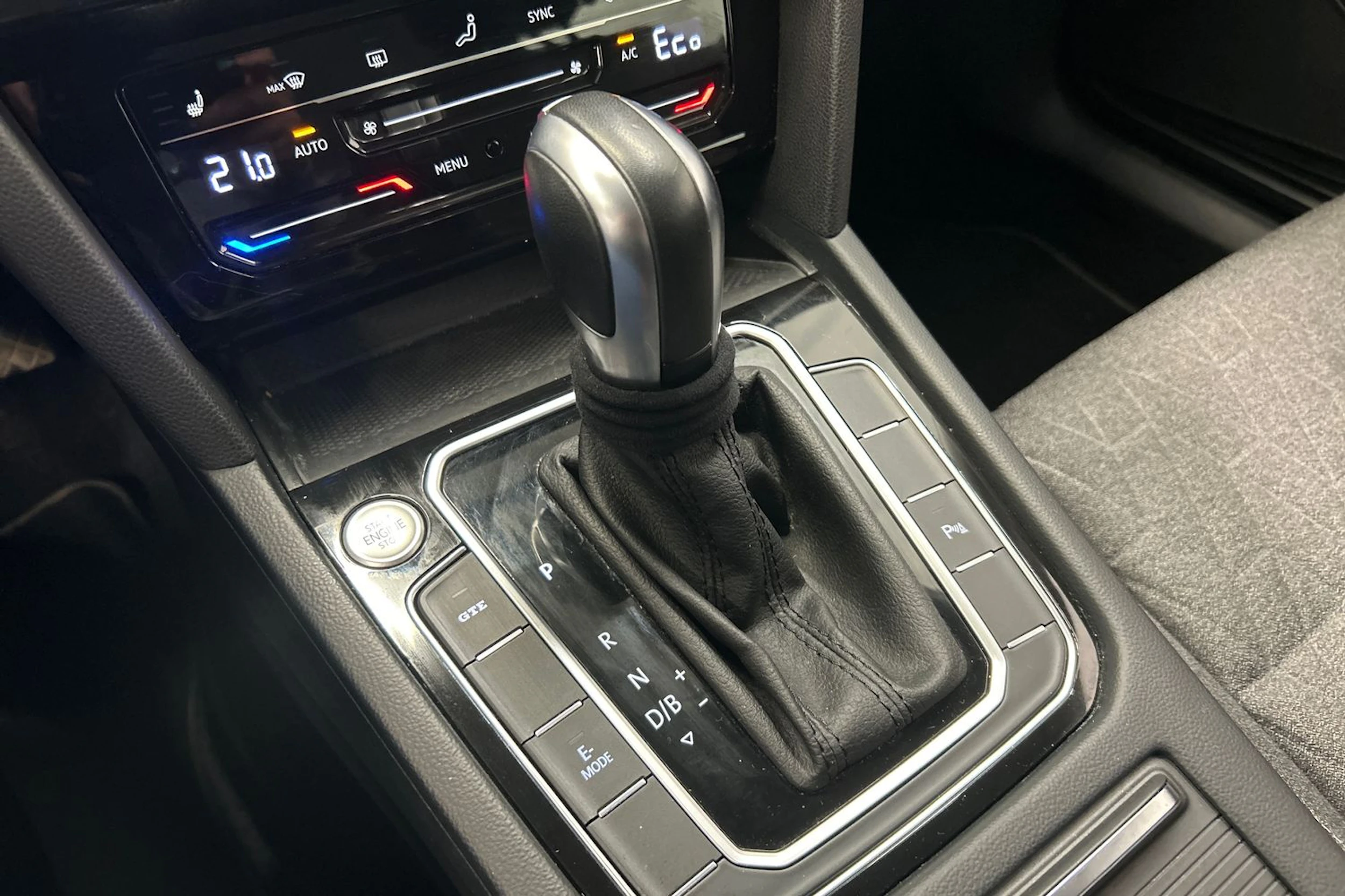 harmaa Volkswagen Passat 2023 kuva 28.