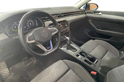 sininen Volkswagen PASSAT 2023 kuva 3.
