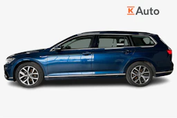 sininen Volkswagen PASSAT 2023 kuva 7.