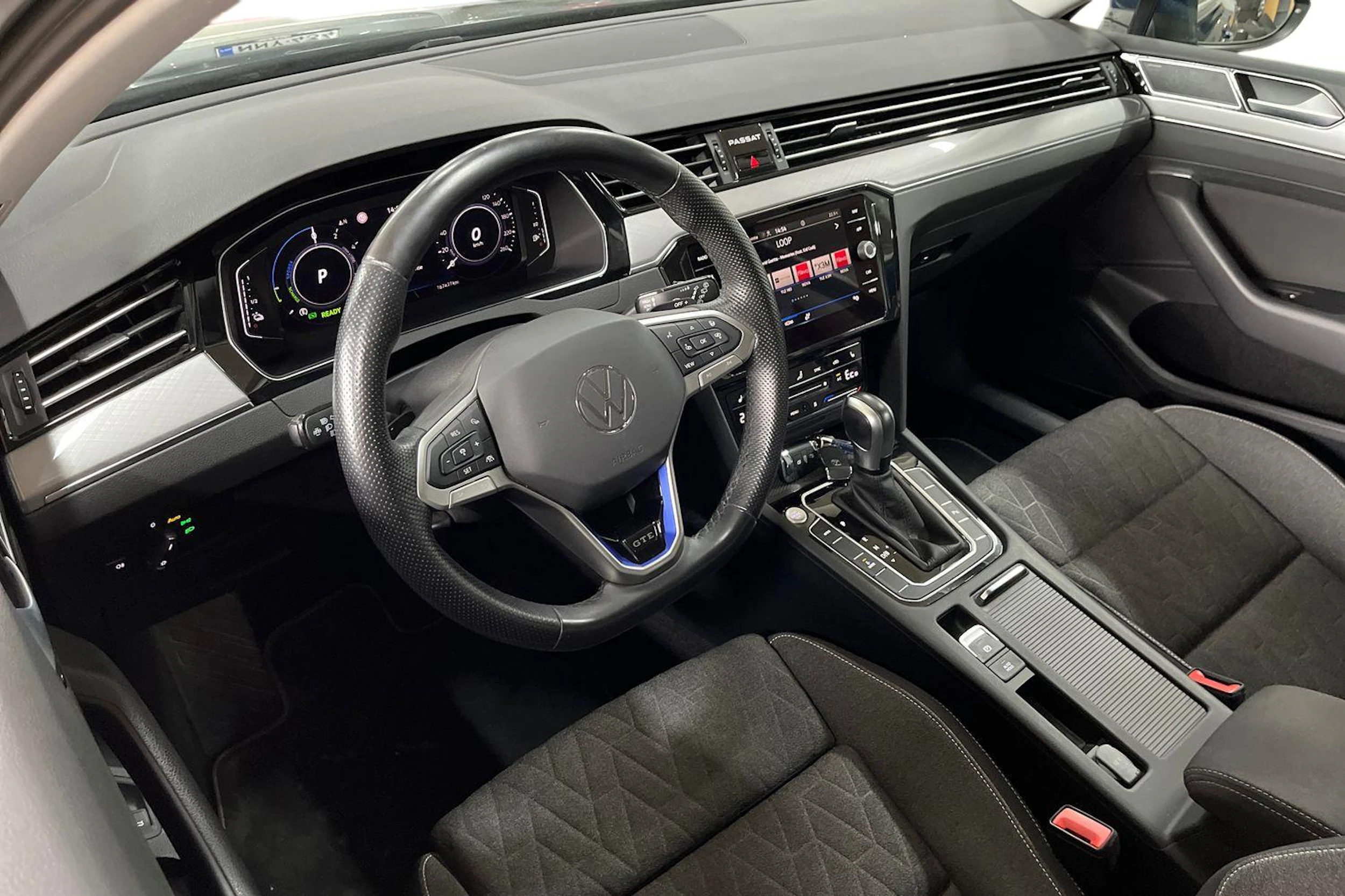 sininen Volkswagen PASSAT 2023 kuva 8.
