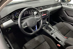 sininen Volkswagen PASSAT 2023 kuva 8.