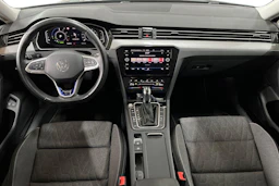 sininen Volkswagen PASSAT 2023 kuva 9.