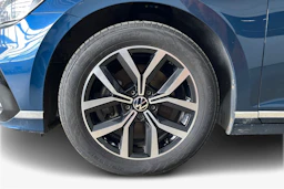 sininen Volkswagen PASSAT 2023 kuva 12.