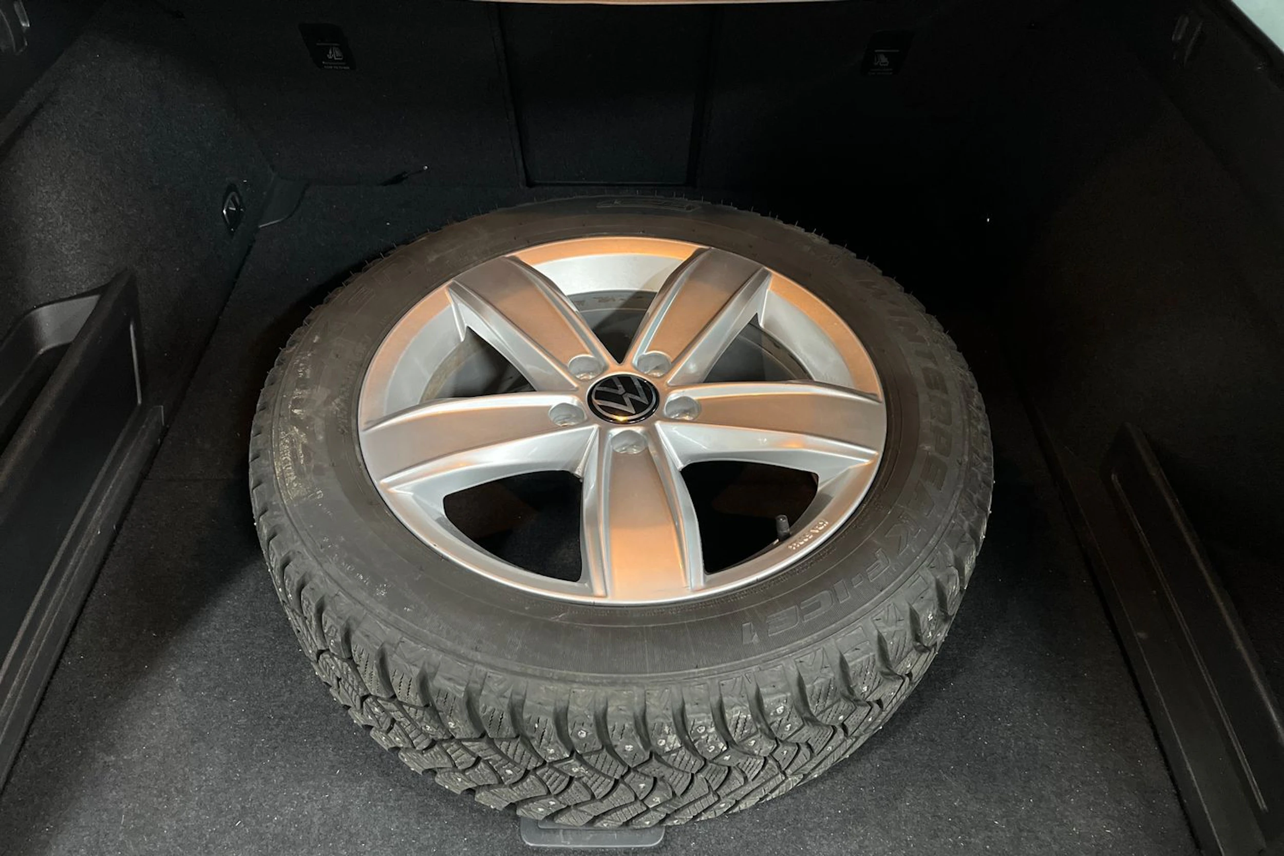 sininen Volkswagen PASSAT 2023 kuva 13.