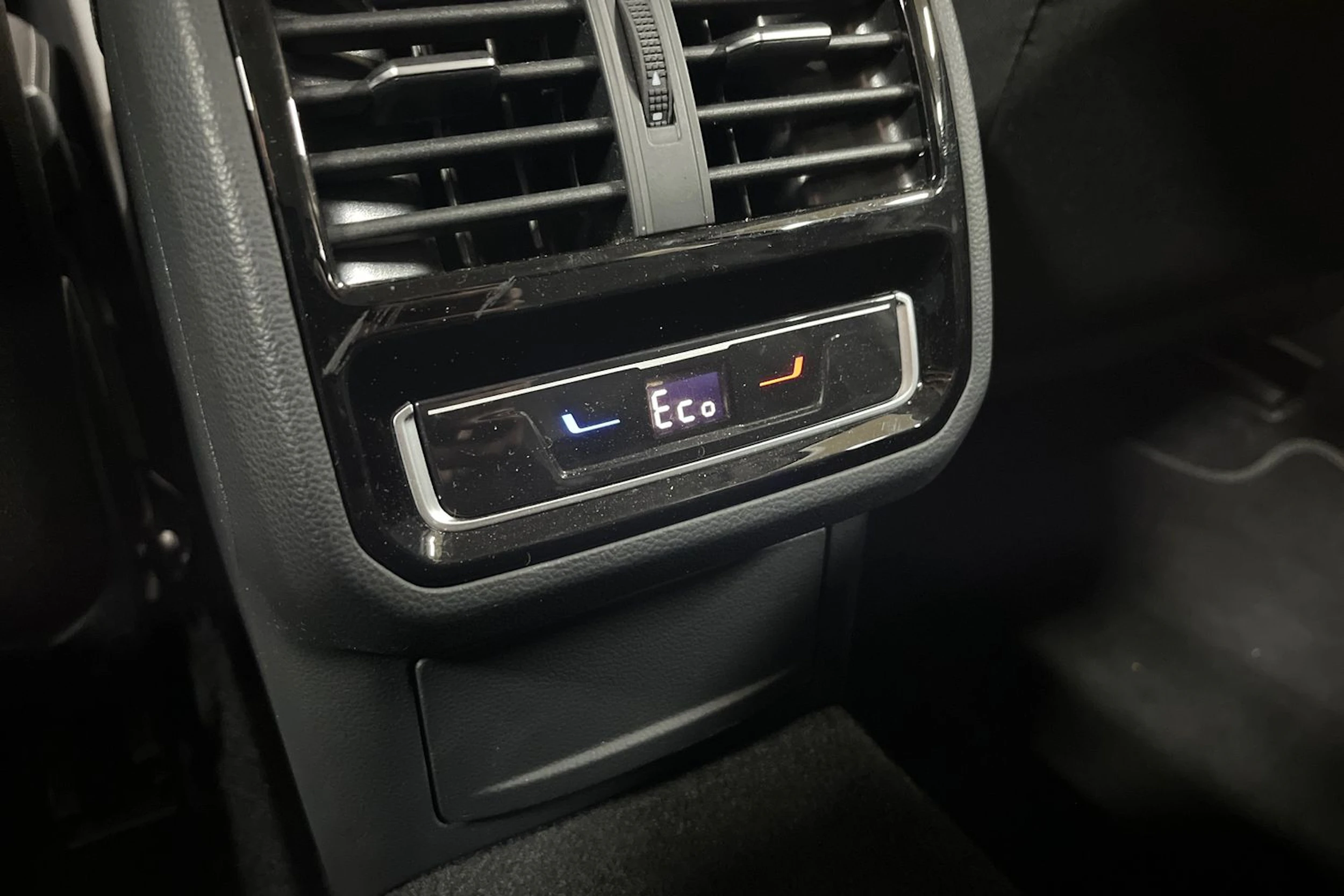 sininen Volkswagen PASSAT 2023 kuva 15.