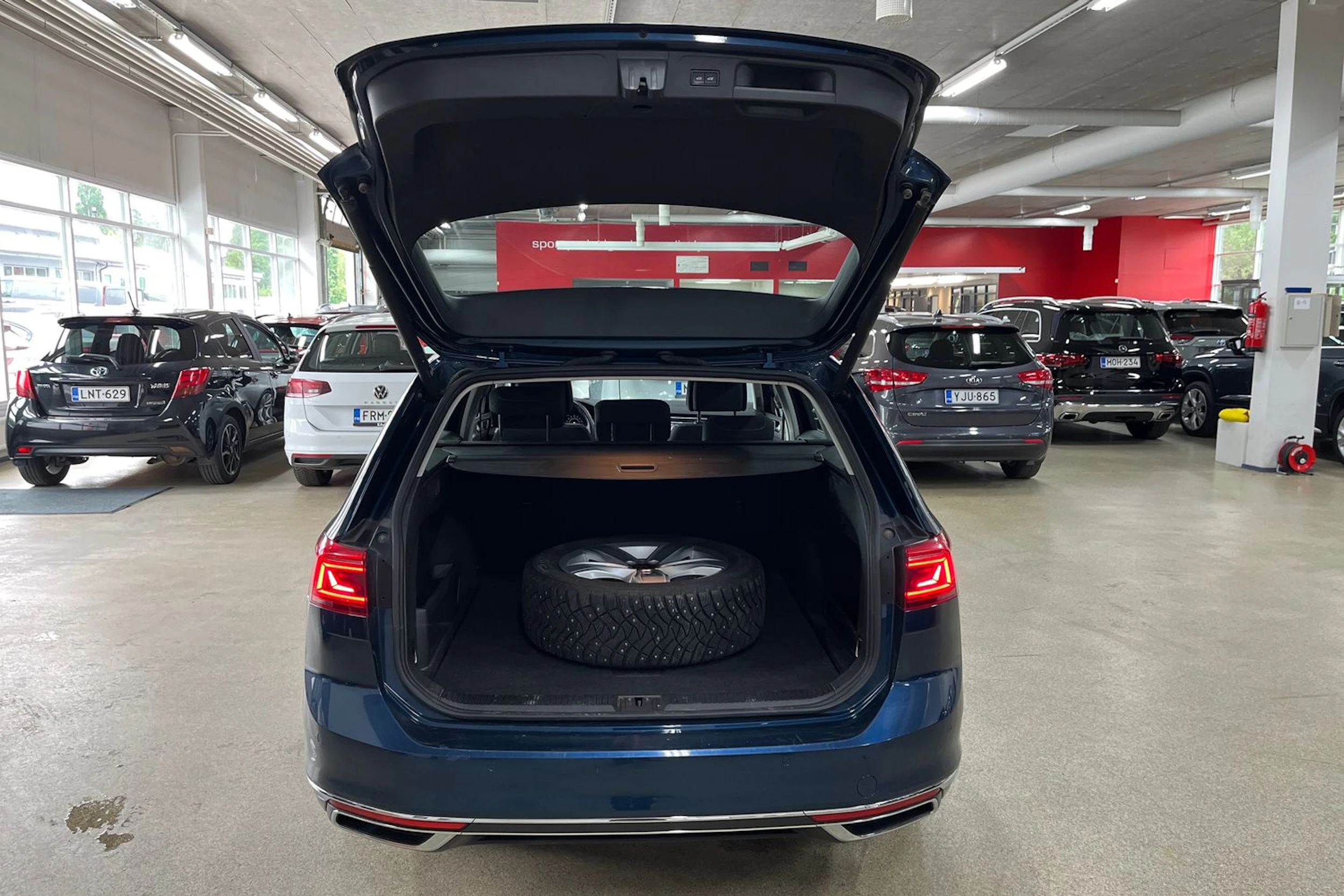 sininen Volkswagen PASSAT 2023 kuva 16.