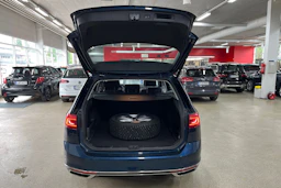 sininen Volkswagen PASSAT 2023 kuva 16.