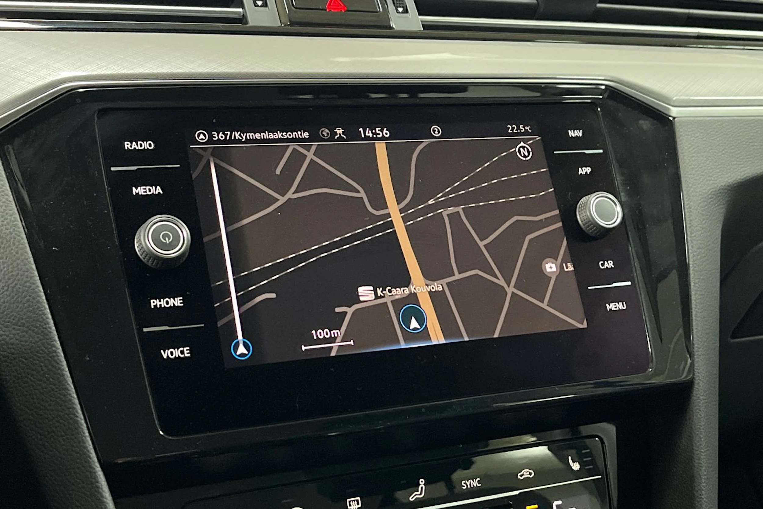 sininen Volkswagen PASSAT 2023 kuva 18.