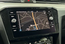 sininen Volkswagen PASSAT 2023 kuva 18.