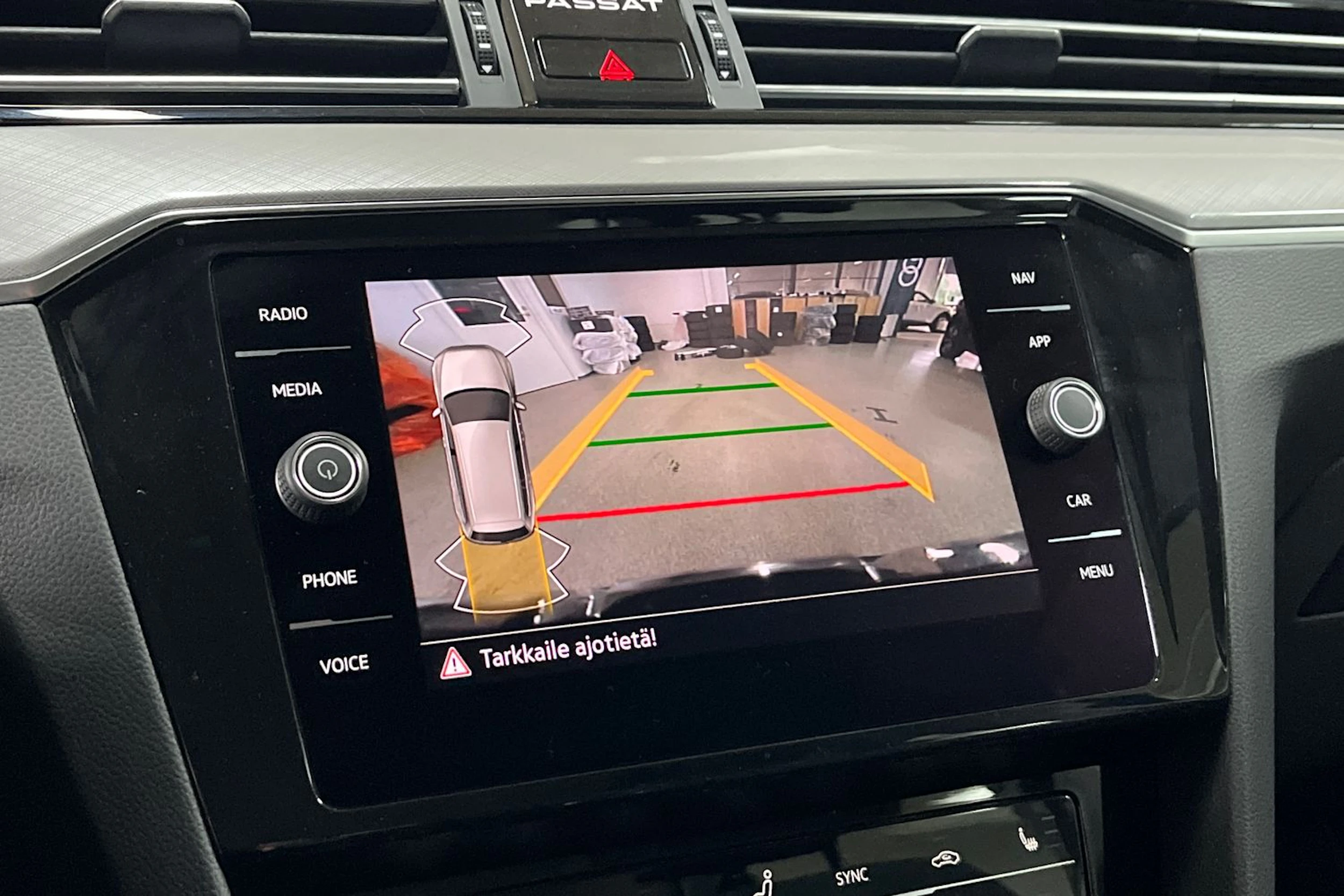 sininen Volkswagen PASSAT 2023 kuva 20.