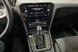 sininen Volkswagen PASSAT 2023 kuva 21.