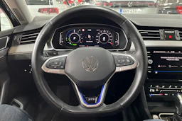 sininen Volkswagen PASSAT 2023 kuva 23.