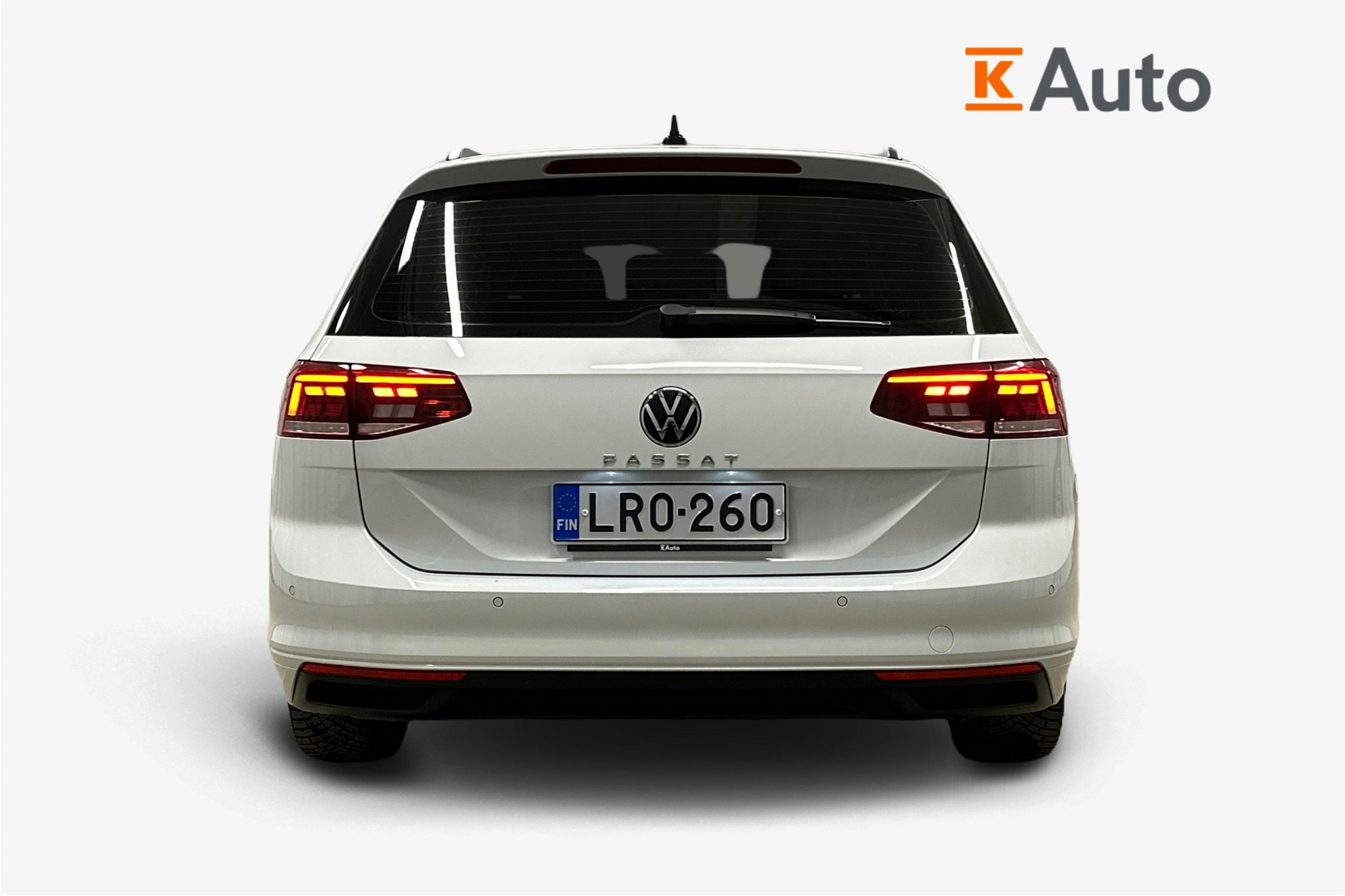 valkoinen Volkswagen Passat 2023 kuva 3.