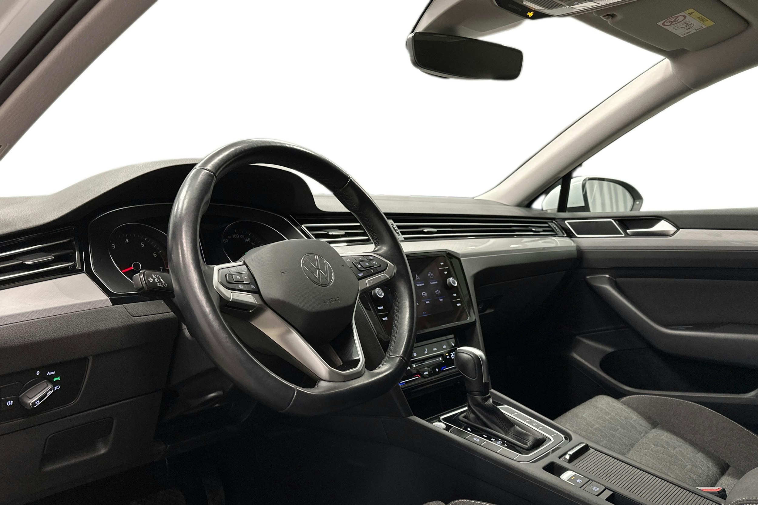 valkoinen Volkswagen Passat 2023 kuva 7.