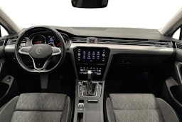 valkoinen Volkswagen Passat 2023 kuva 9.