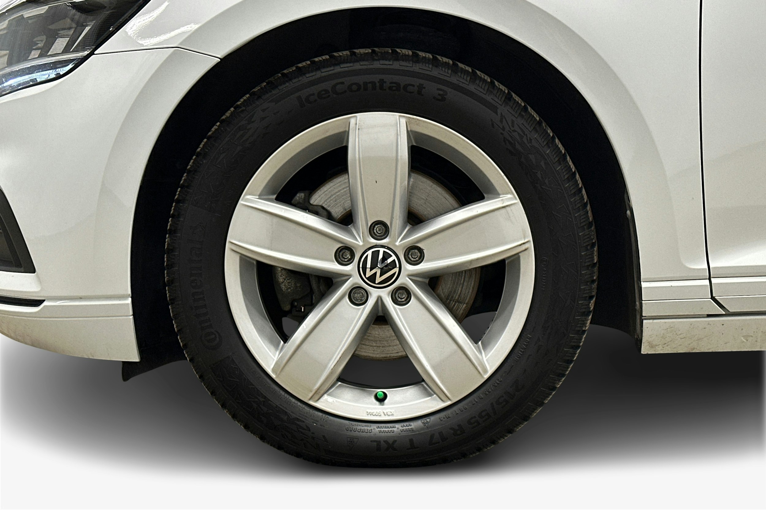 valkoinen Volkswagen Passat 2023 kuva 11.