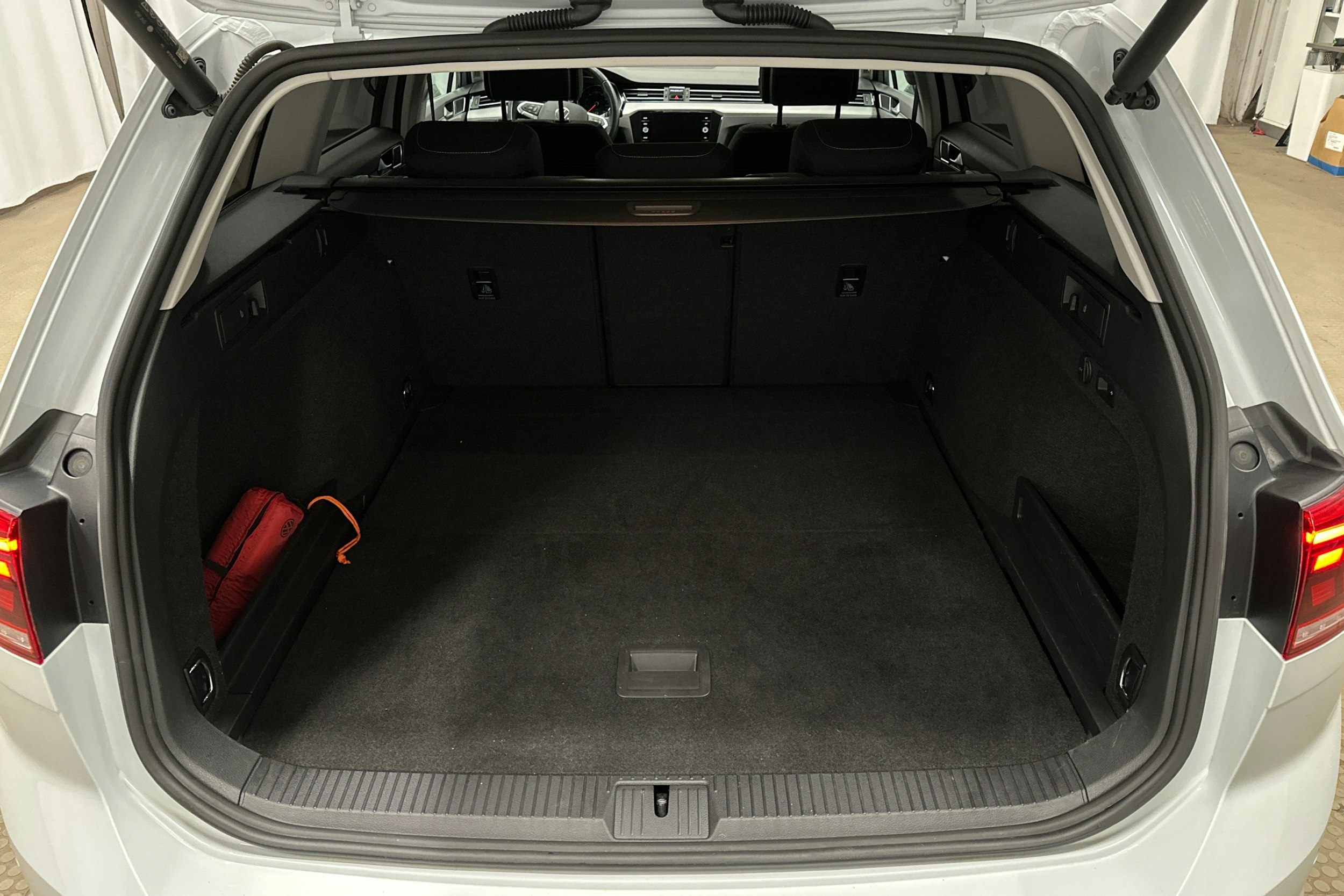 valkoinen Volkswagen Passat 2023 kuva 14.