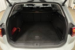valkoinen Volkswagen Passat 2023 kuva 14.