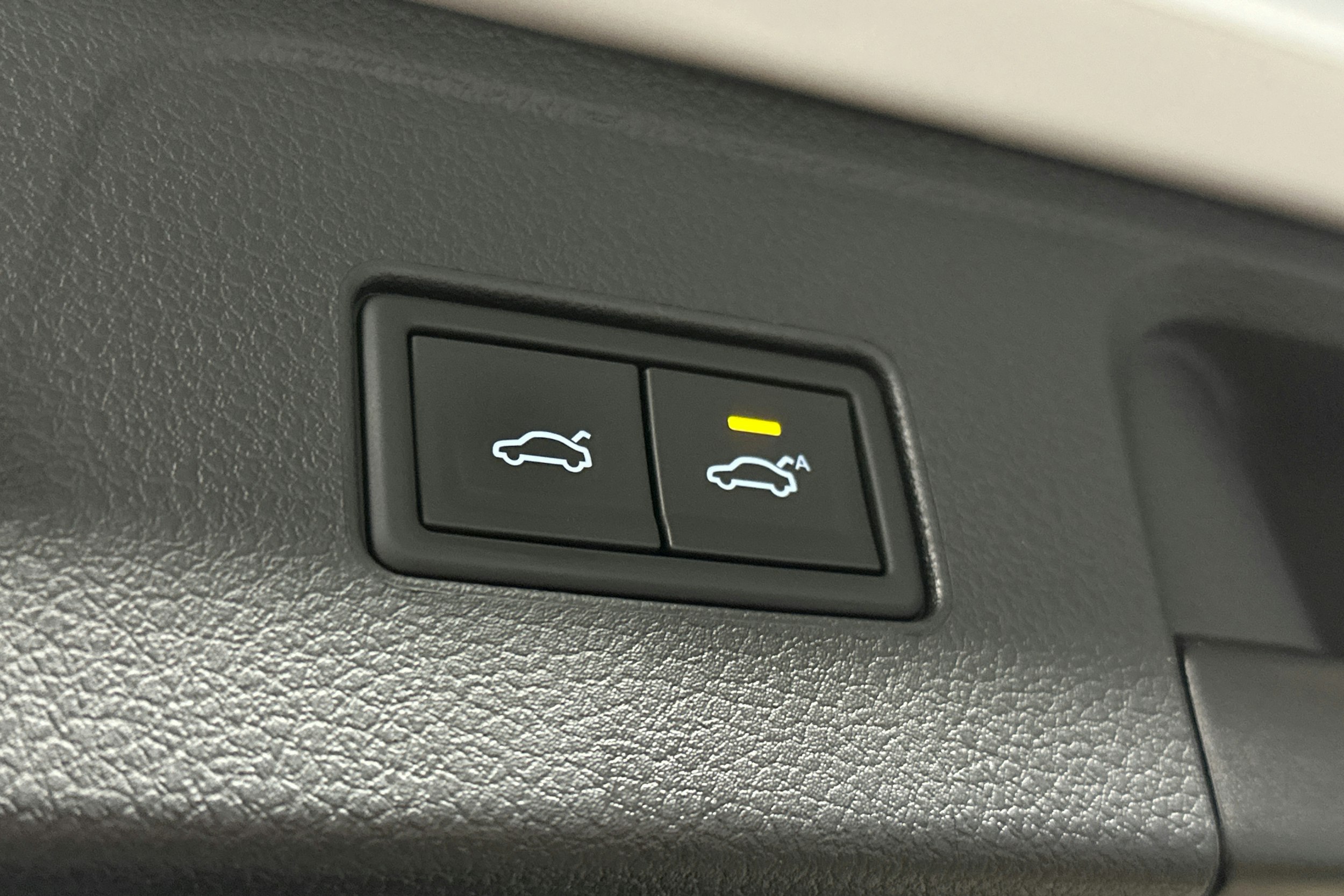 valkoinen Volkswagen Passat 2023 kuva 15.