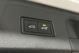 valkoinen Volkswagen Passat 2023 kuva 15.