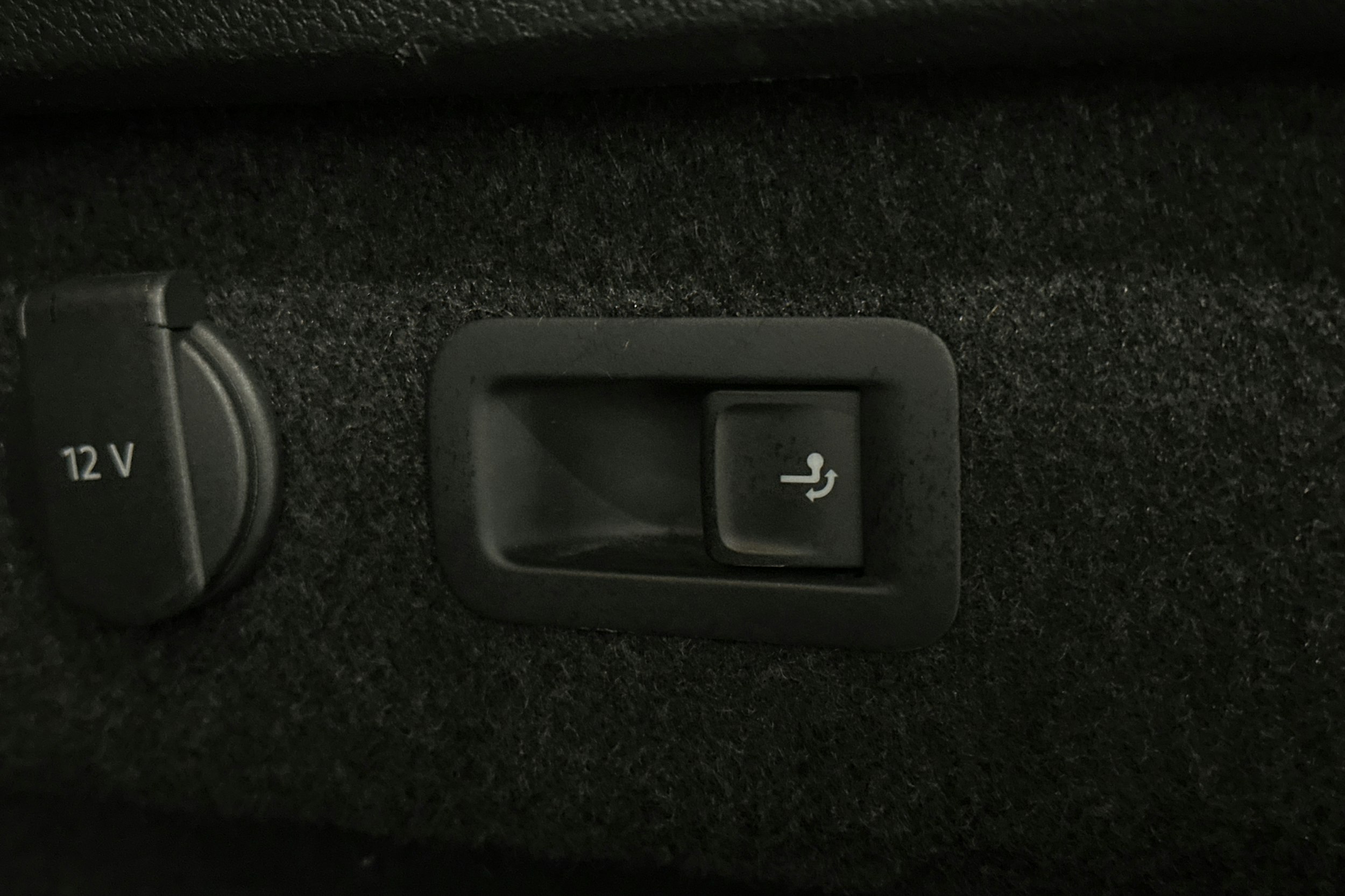 valkoinen Volkswagen Passat 2023 kuva 16.