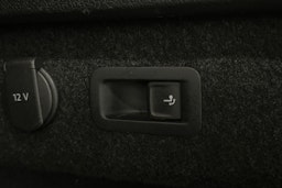 valkoinen Volkswagen Passat 2023 kuva 16.