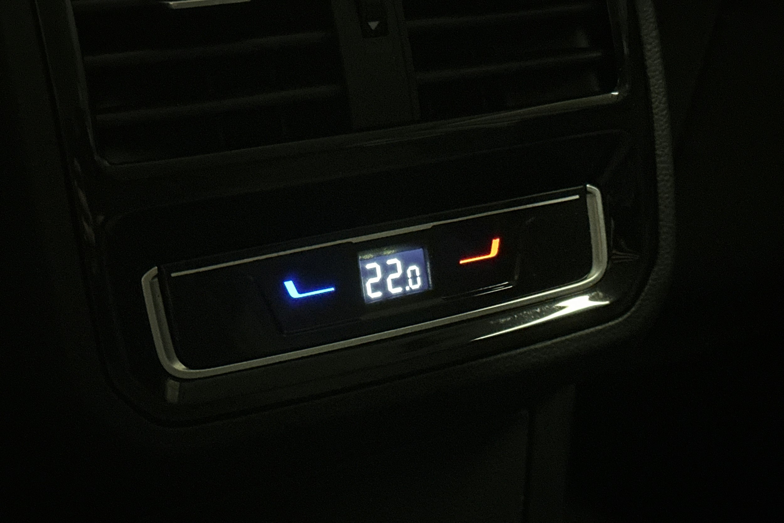 valkoinen Volkswagen Passat 2023 kuva 17.